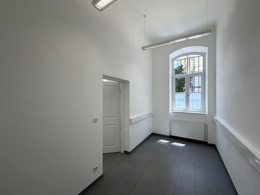 Nebenraum (3 von 3)  mit Ausgang in den Innenhof