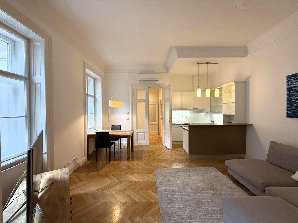 Wohn-/Essküche mit Sofa, Esstisch und TV, klimat