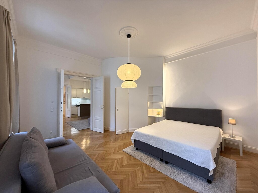 Schlafzimmer mit begehbarer Garderobe