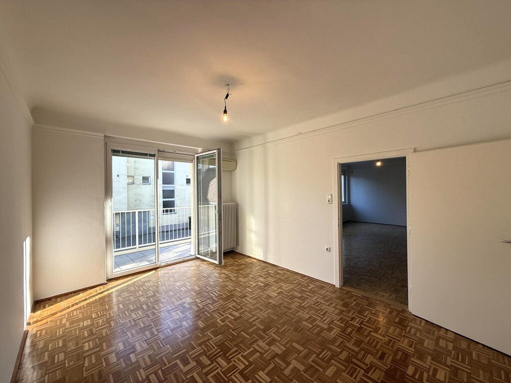 Schlafzimmer 2 von 2/klimatisiert mit Balkon