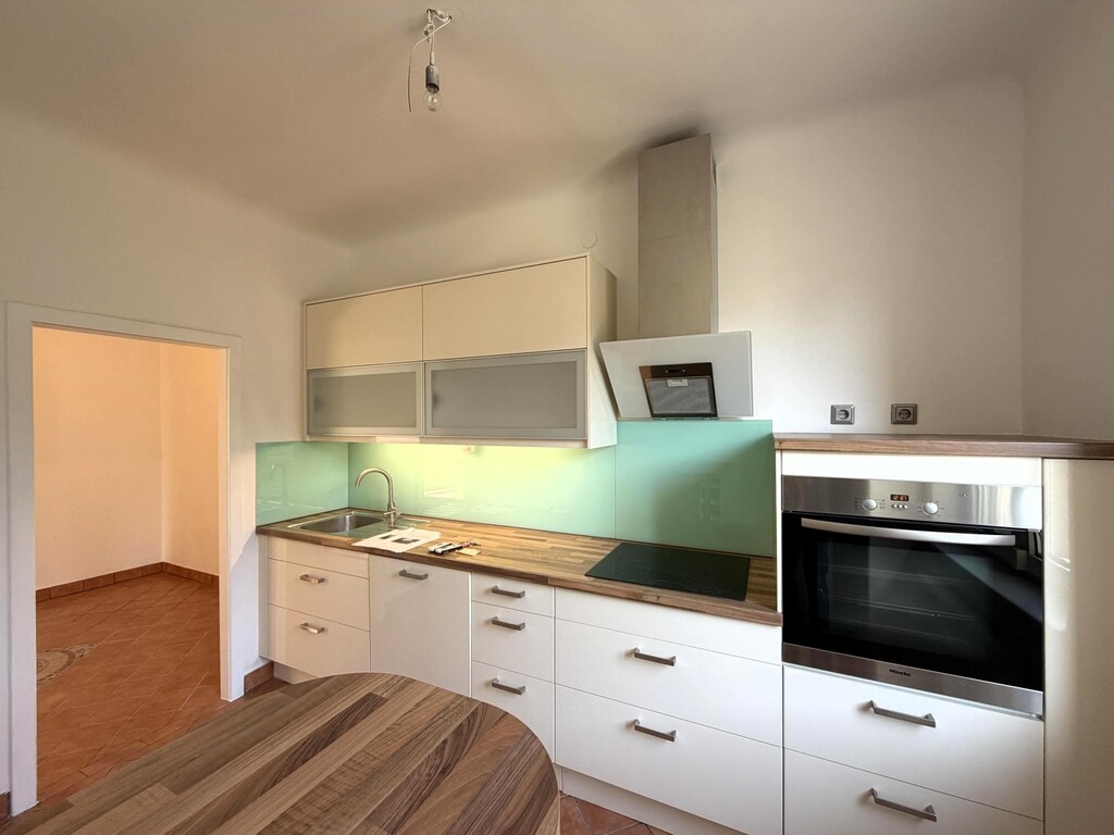 Küche im eigenen Raum mit Esstisch