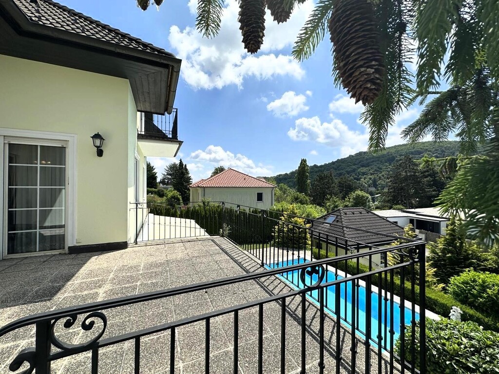 Terrasse-Wohnebene/Abgang zum Outdoor-Pool