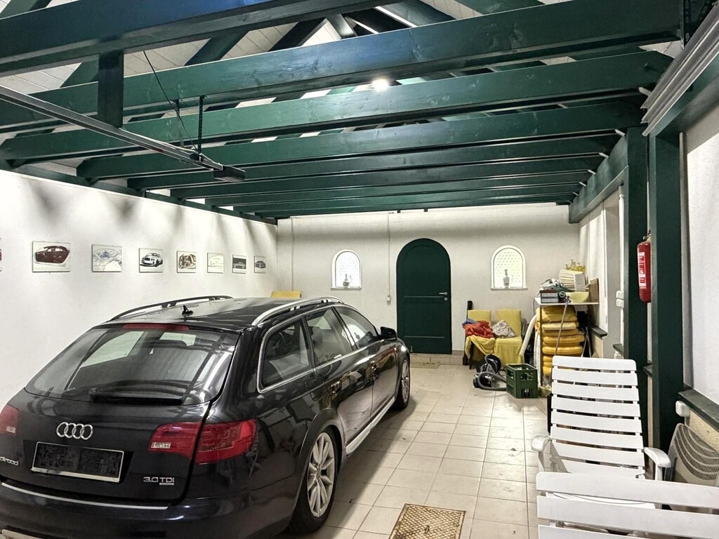 Garage mit Zugang zum Garten und Haus