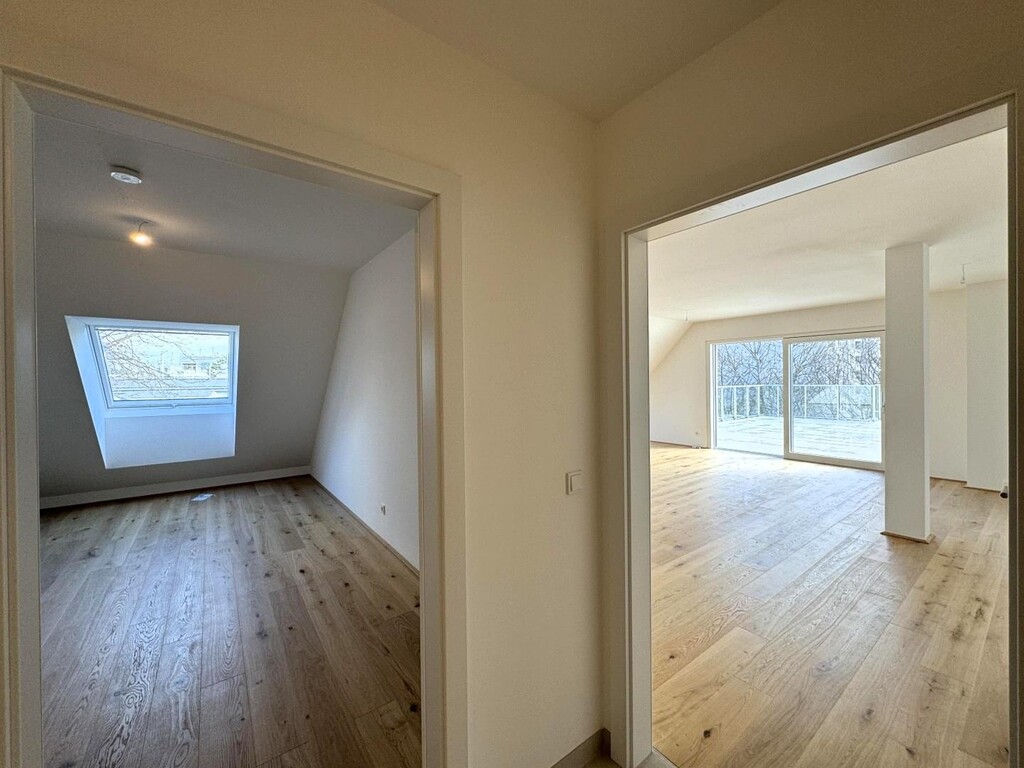 Wohnungseingang, Blick ins Wohn- und Schlafzimmer