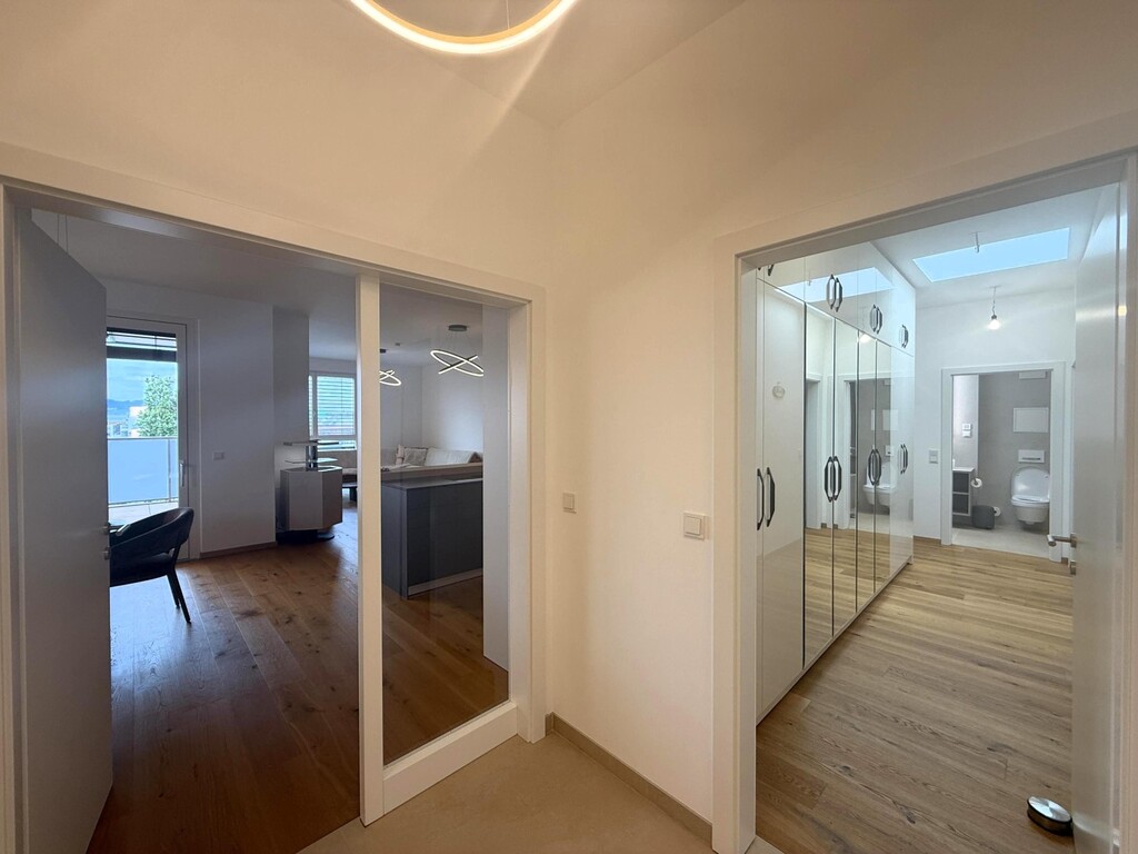 Wohnungseingang - Blick ins Wohnzimmer/Kinderflur