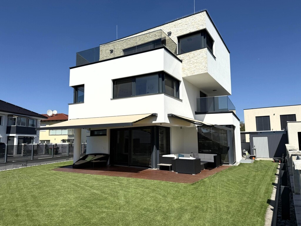 Gartenansicht/Villa in Stahlbetonbauweise