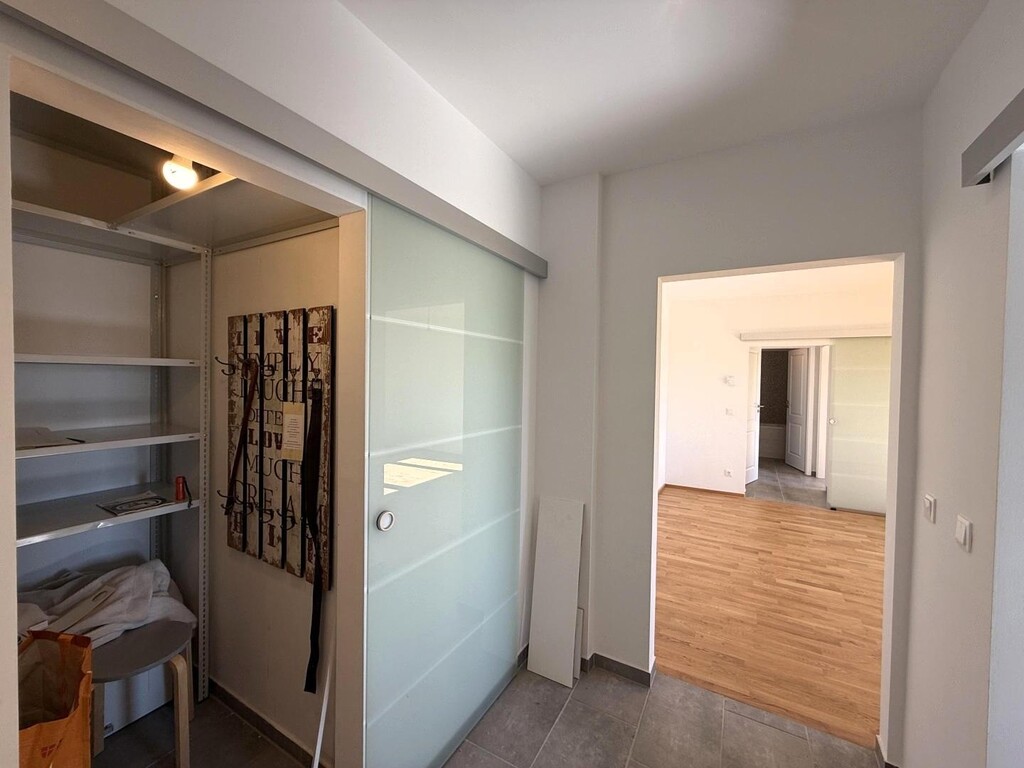Garderobe/Abstell Blick ins Wohnzimmer