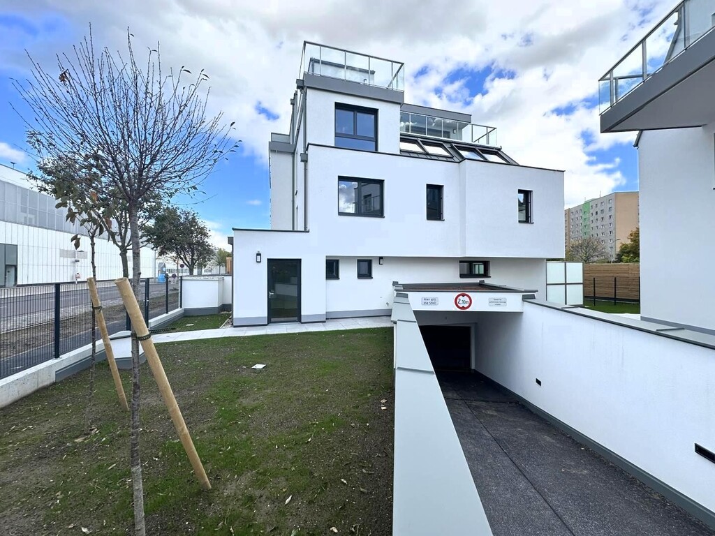 Strassenansicht Wohnhaus/Garagenein- und Ausfahrt