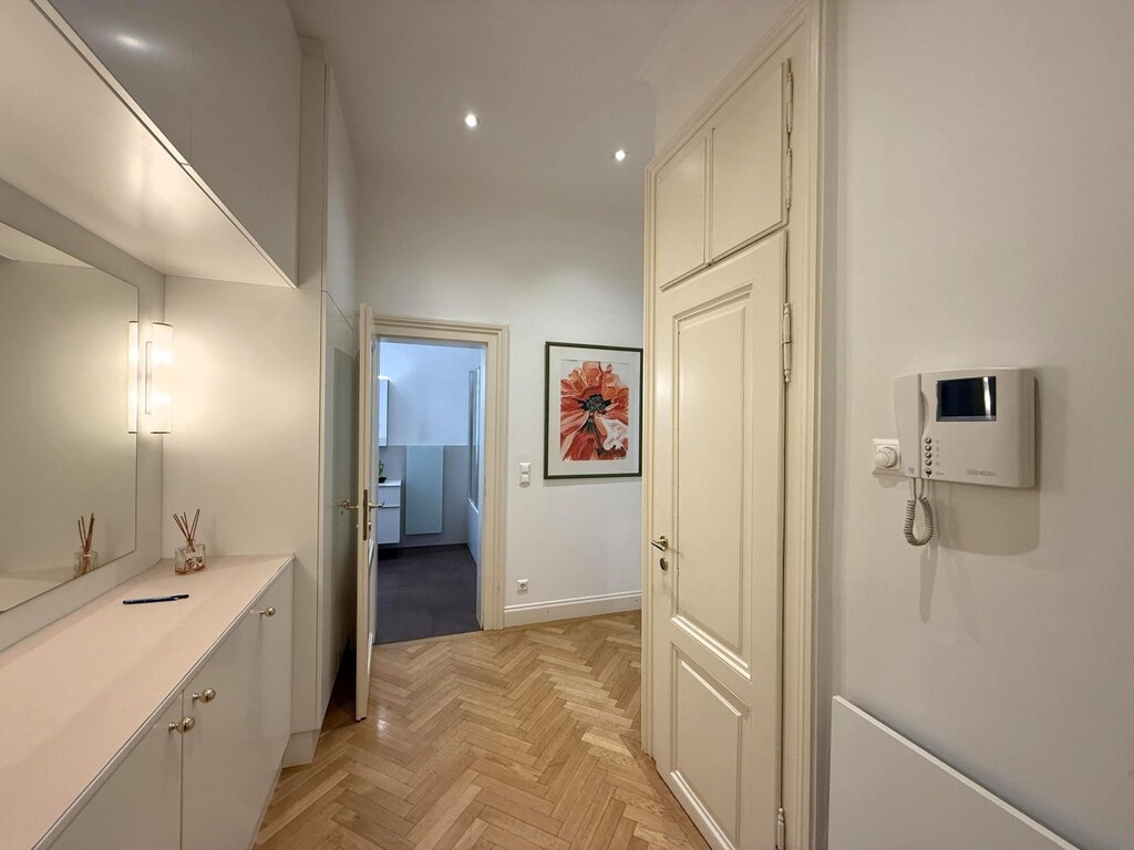 Wohnungseingang mit Einbauschränke