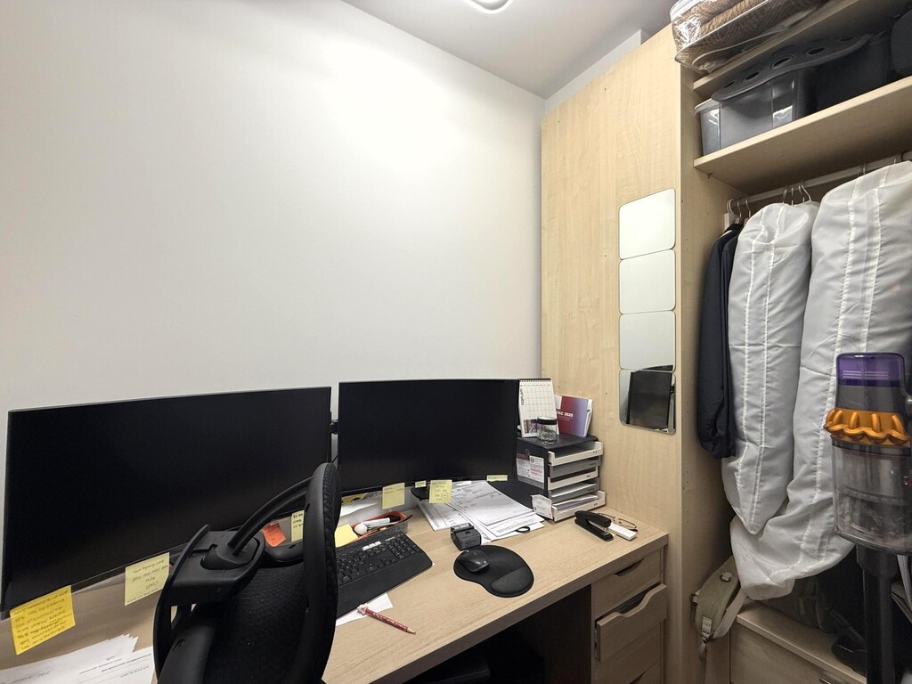 Home-Office/Garderobe