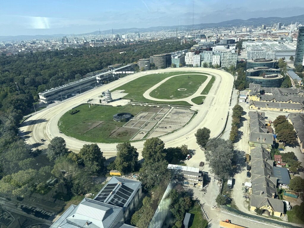 Pool am Dach mit Ausblick