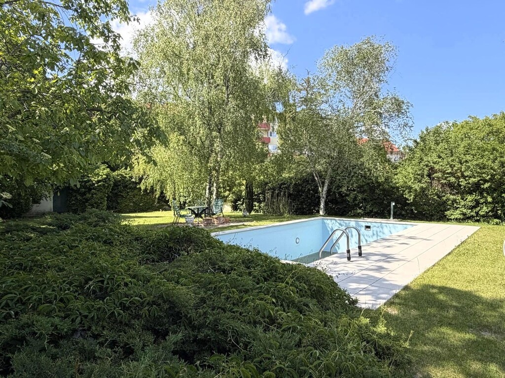 Aussenbereich/Eigengarten mit Outdoor-Pool