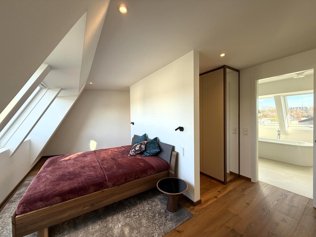 Schlafzmmer 2 von 3 mit Einbauschr. + en Suite Bad