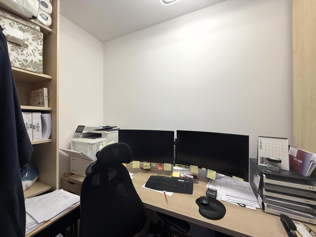 Home-Office/Garderobe