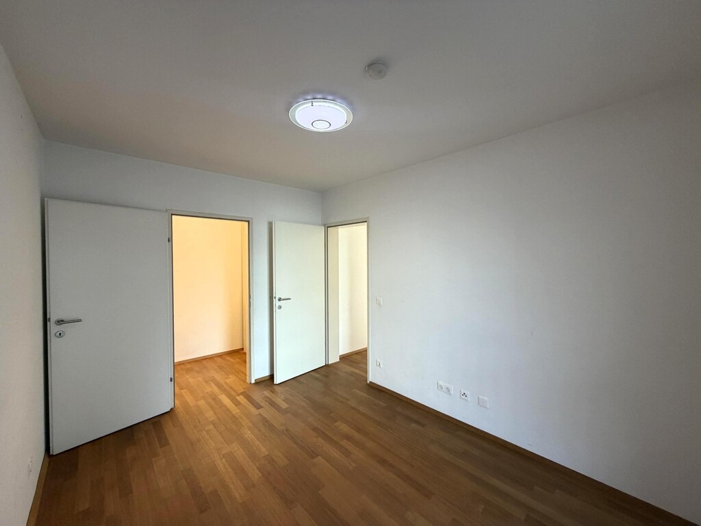 Schlafzimmer 3 von 3 mit angeschlossener Garderobe