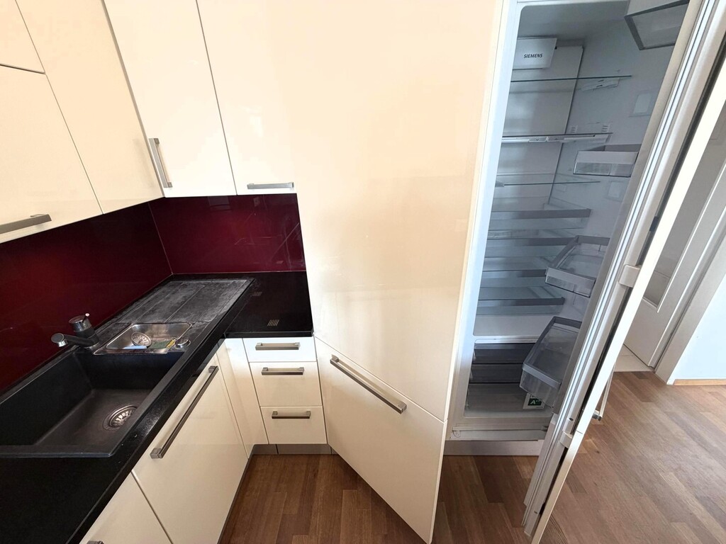 Wohn-/Essküche/Detail Kühl+Tiefkühlschrank