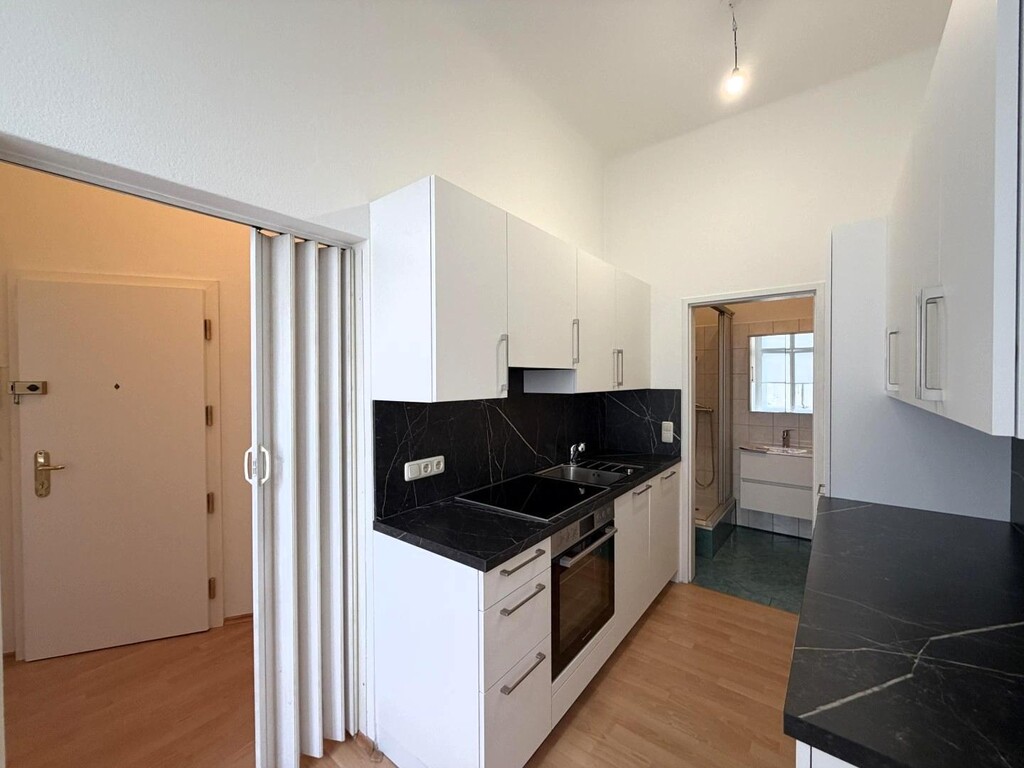 Küche/Blick ins Wohnungseingang