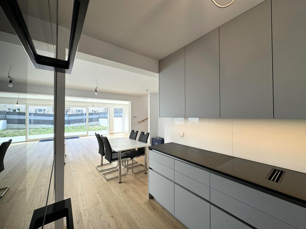 Designerküche mit Steinplatte und Geräte von Miele