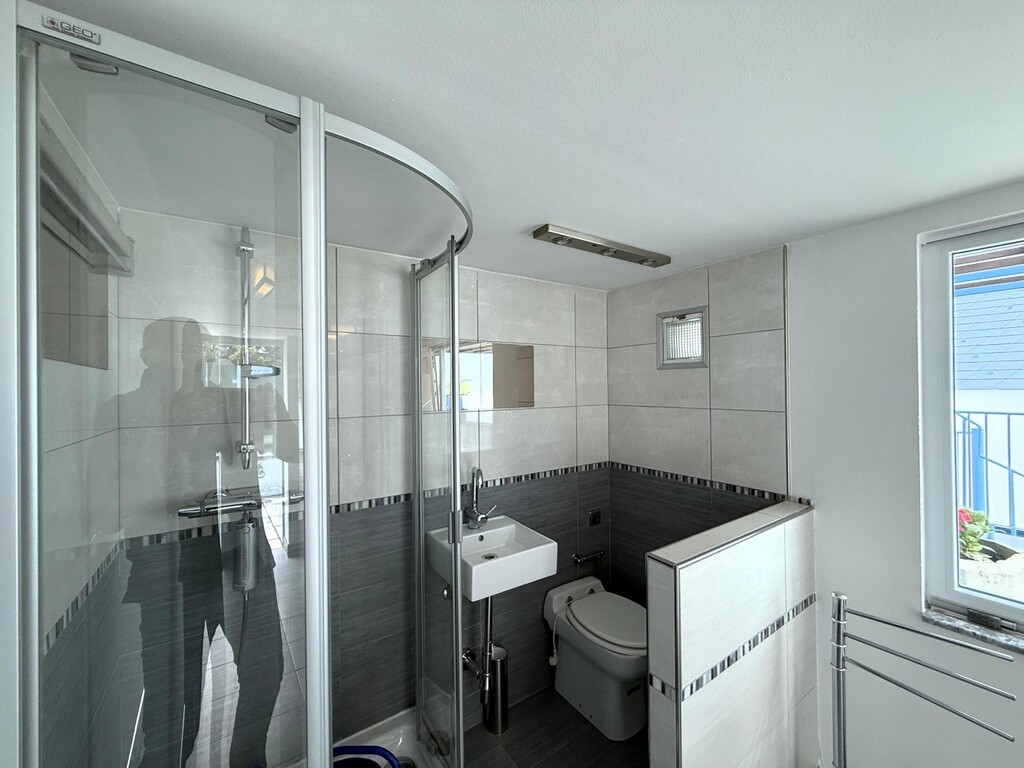 Vorraum/Wellness mit Dusche, WC und Waschbecken