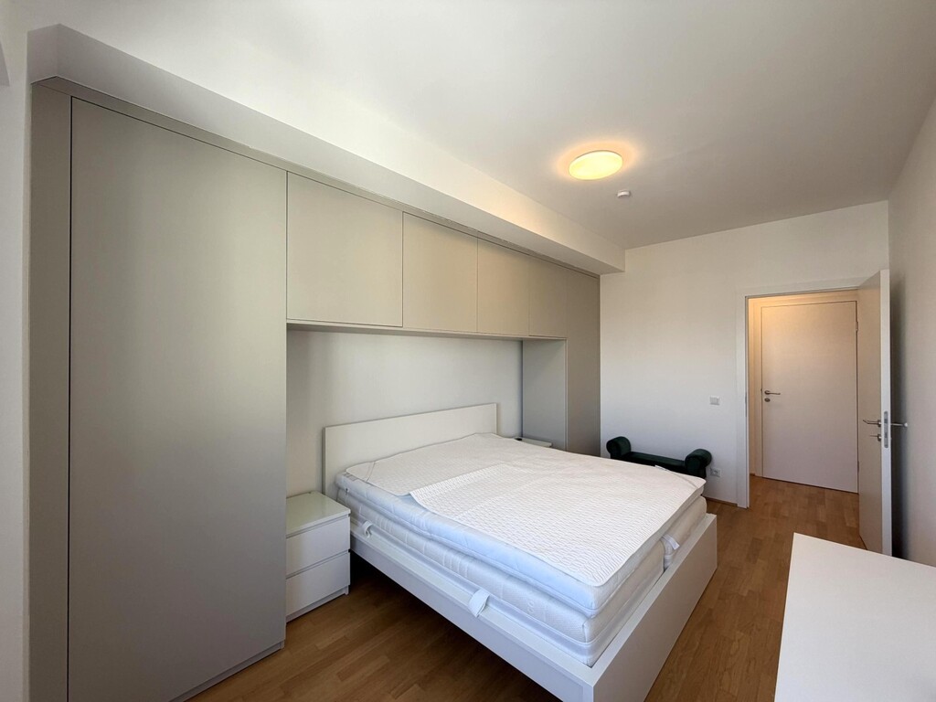Schlafz.3/4, klimat., mit Bett und Einbauschrank