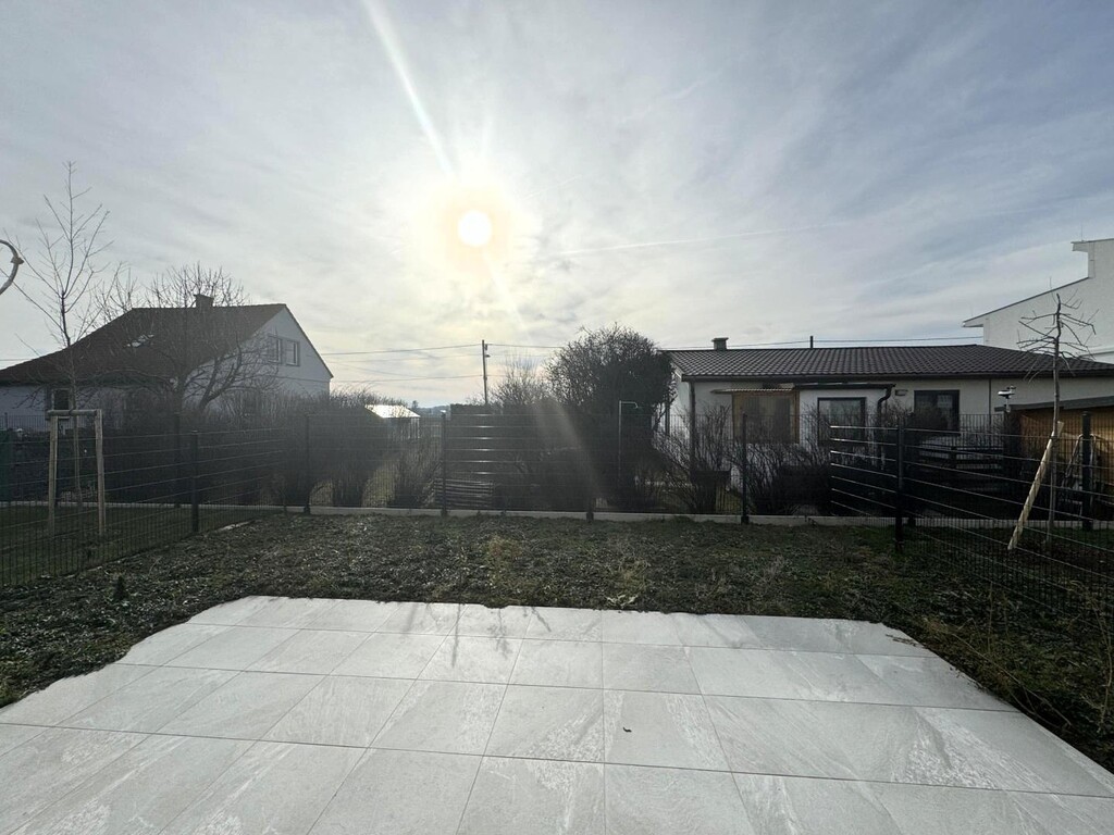 Ausblick in den südseitigen Eigengarten