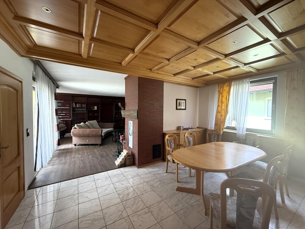 OG 1/Essbereich mit Holzdecke und Einbauspots