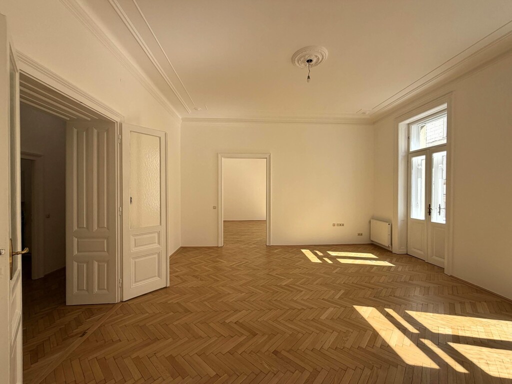 Zimmer 2 von 5 mit strassenseitigem Balkon