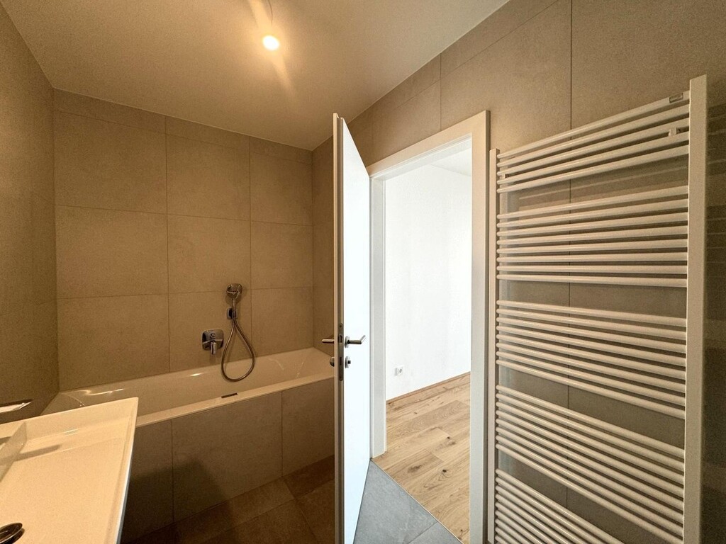 Bad en suite 1 von 2