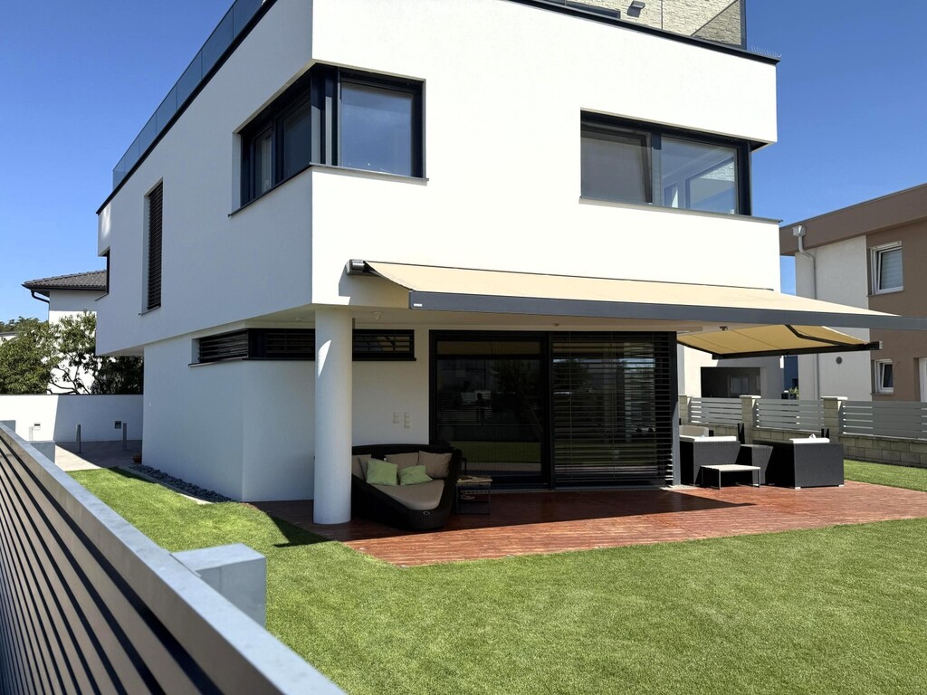 Aussenansicht/Villa in Stahlbetonbauweise