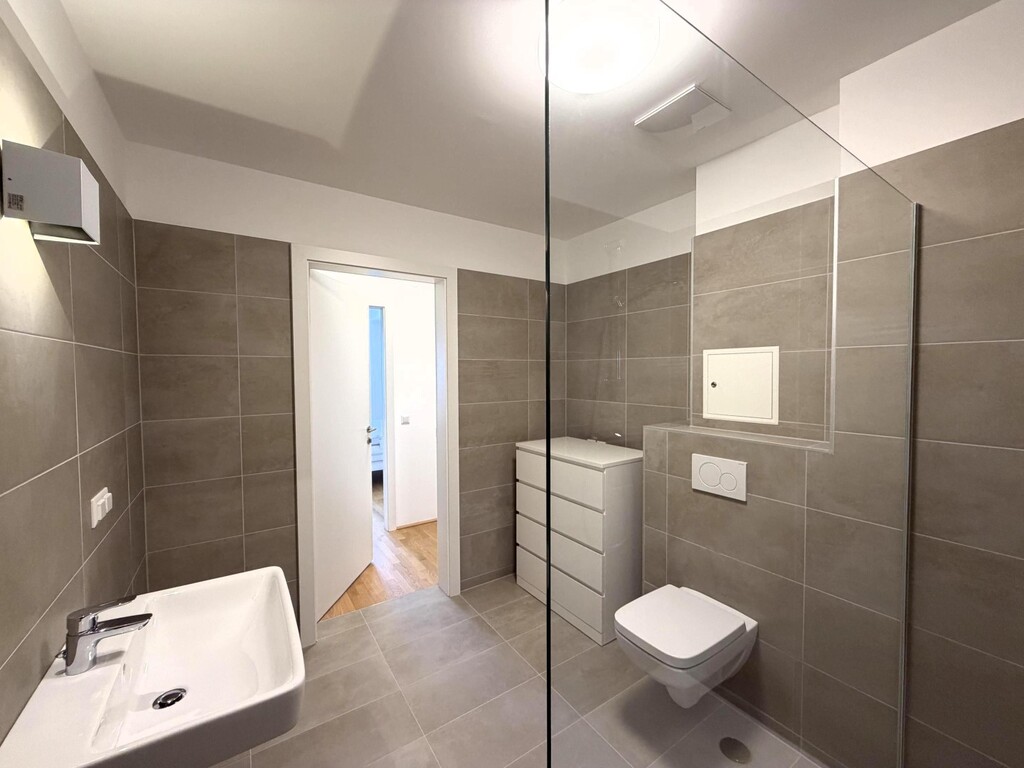 Bad 2 von 2 mit WC und Walk-In-Dusche