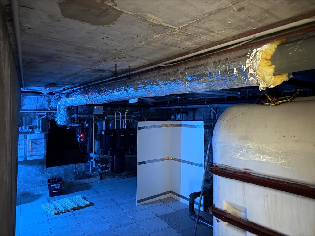 KG/Pooltechnik unter dem Pool