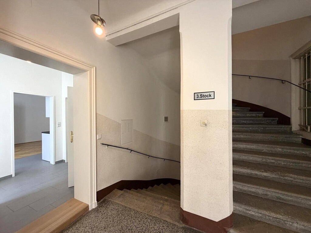 Stiegenhaus/Lift/Wohnungseingang
