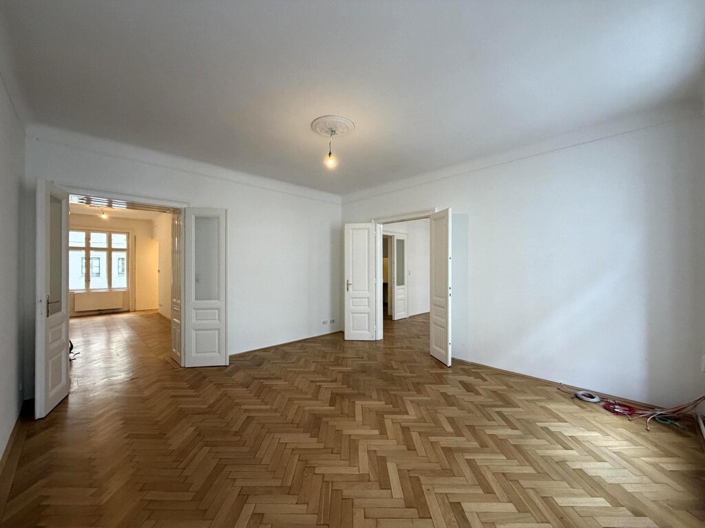 Strassenseitiges Büro 1 von 7