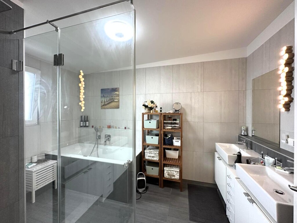 Bad (2/2)  mit Wanne, Du, WC, WB, Handtuchtrock