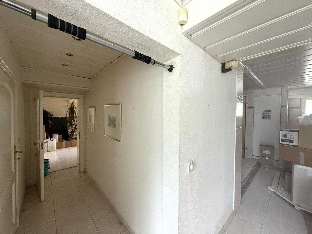 Wellnessbereich mit Jacuzzi, Sauna, Du, WC + Gard.
