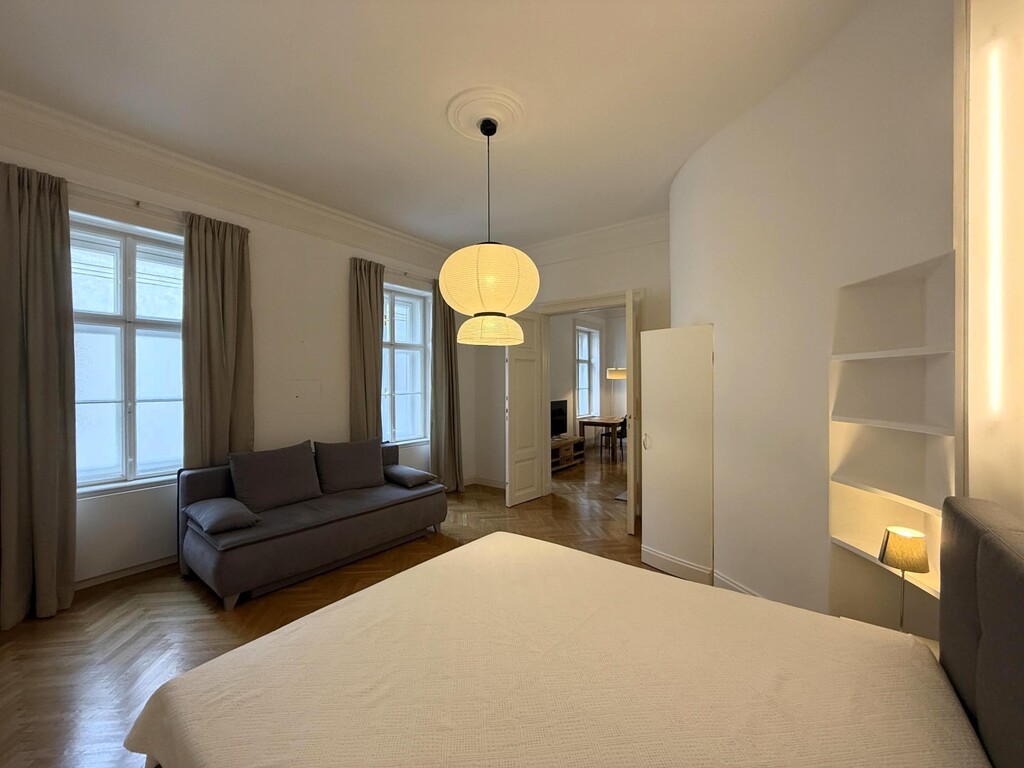 Schlafzimmer mit begehbarer Garderobe