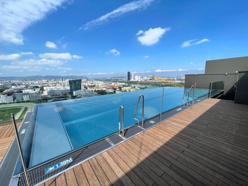 Pool am Dach mit Rundum-Blick über Wien