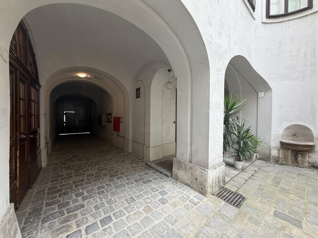 Altbauinnenhof/Eingang Wohnhausanlage