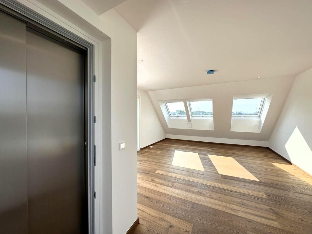 DG-ebene/2. Wohnungseingang direkt aus dem Aufzg