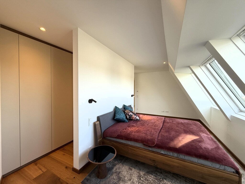 Schlafzmmer 2 von 3 mit Einbauschr. + en Suite Bad