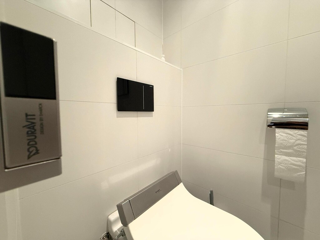 Toilette mit Waschfunktion/Deckenspots