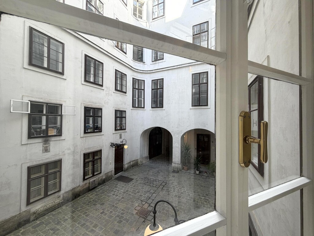 Blick in den Innenhof vom Wohnungseingang
