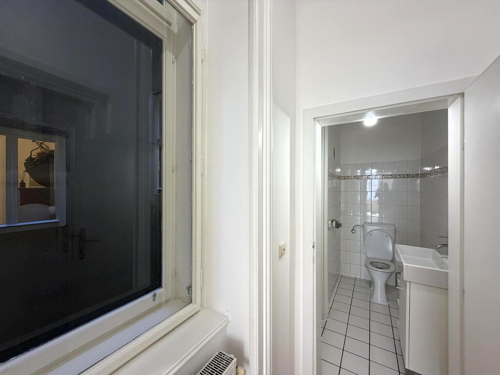 Toilette mit Fenster in den Lichthof