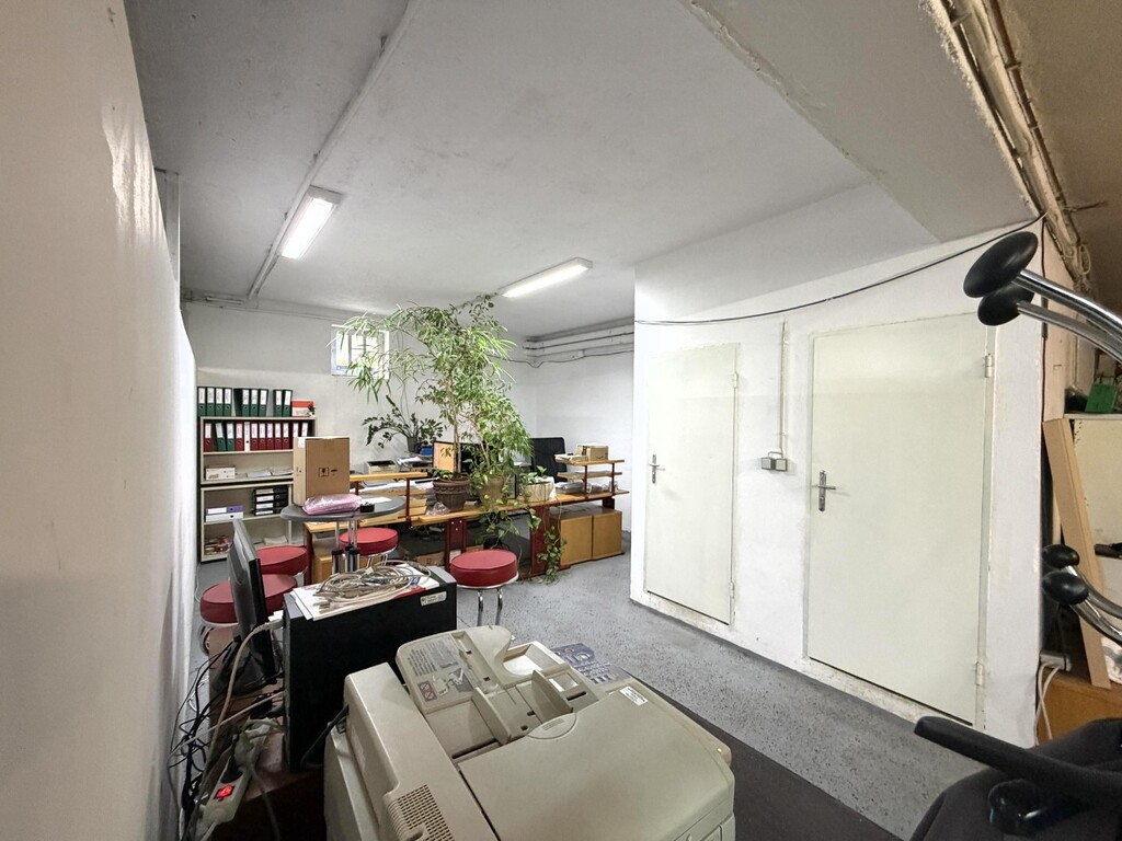 Lager/Büroabschnitt mit 2 Toiletten