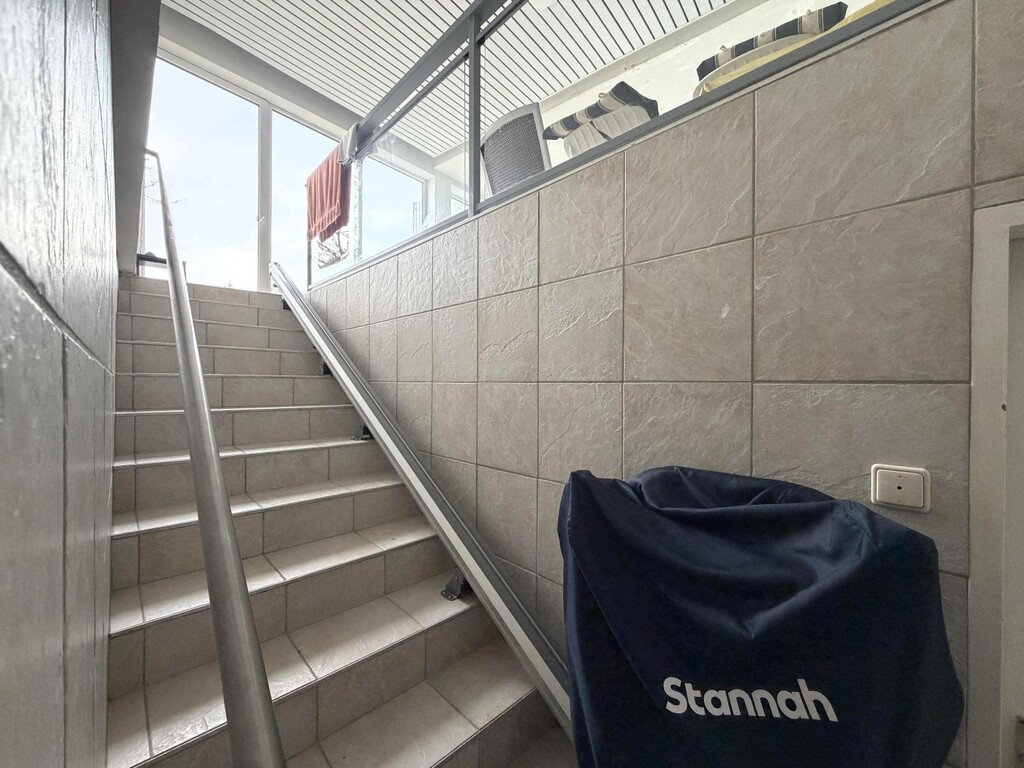 KG /barrierefreier Aufgang/Stiegenlift mit Stuhl