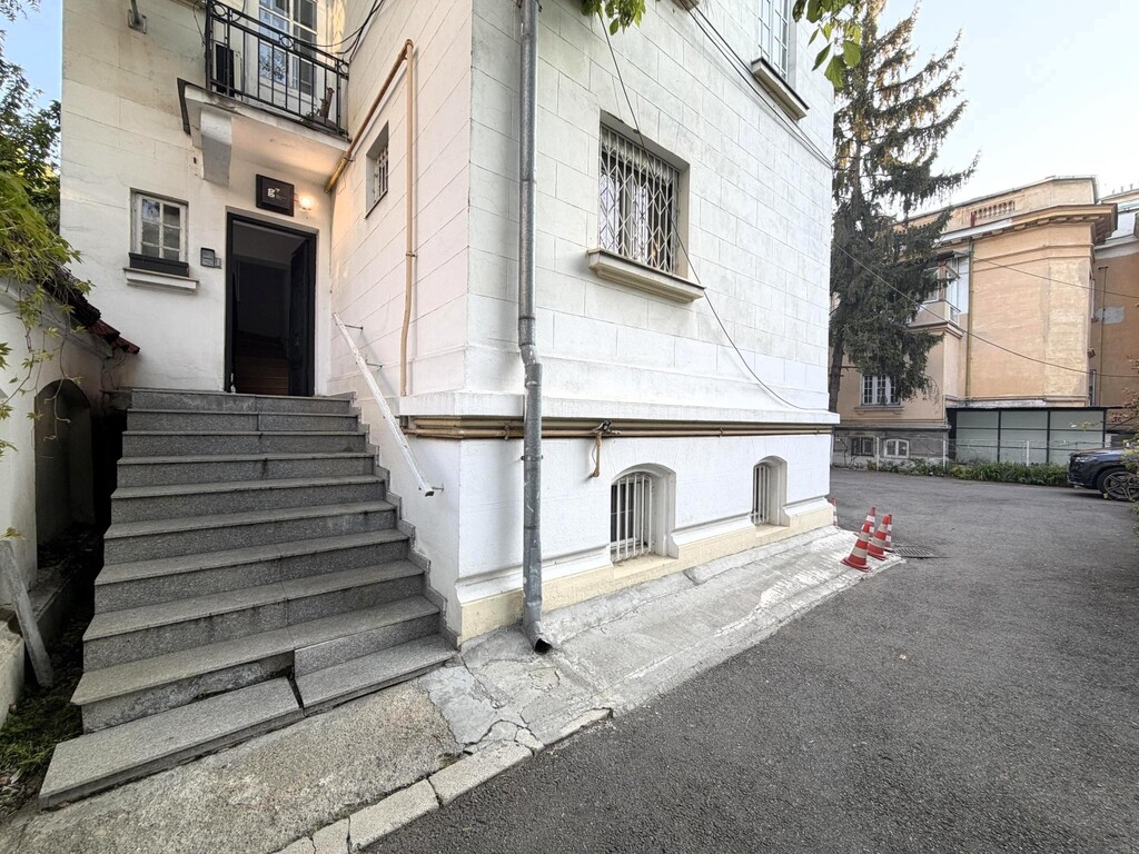 Intrarea secundara in Vila
