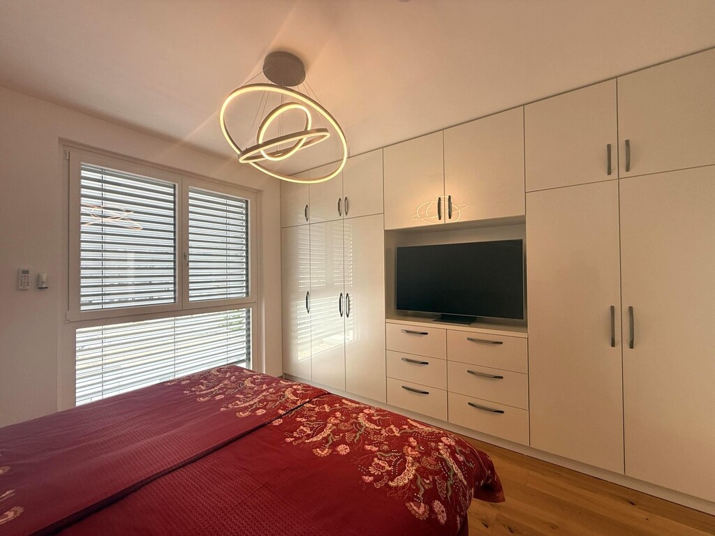 Kinderzimmer mit Einbauschrank und TV, klimatisiert