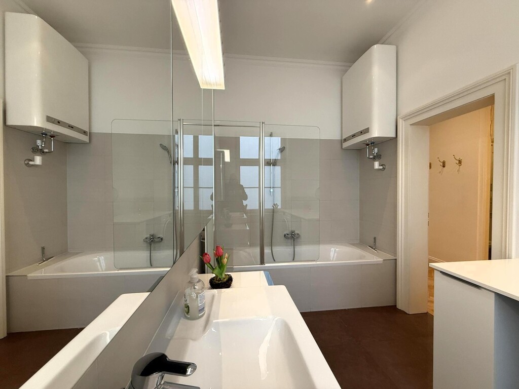 Bad mit Wanne und Duschglas, WM