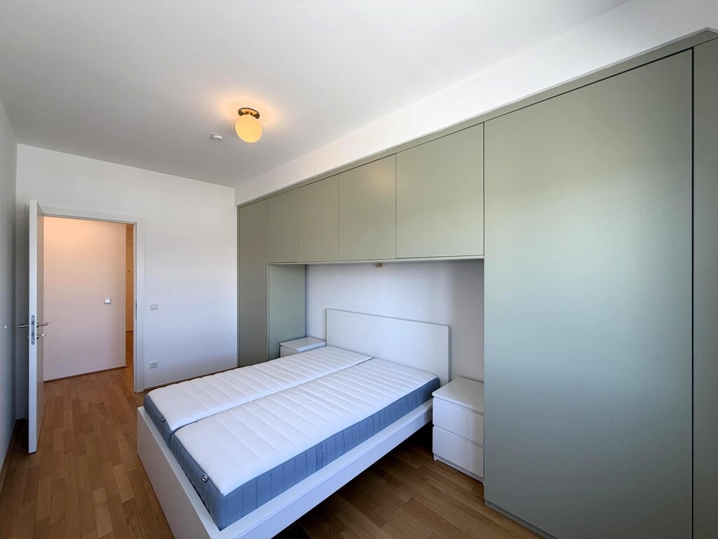 Schlafz.2/4, klimat., mit Bett und Einbauschrank