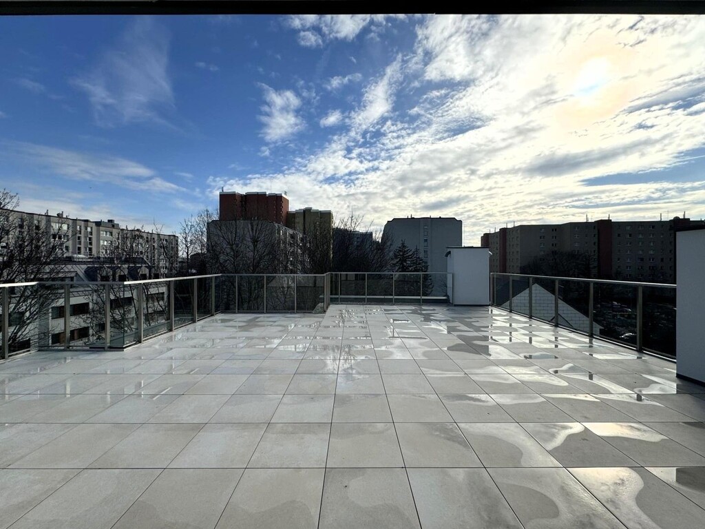 Terrasse 1 von 2